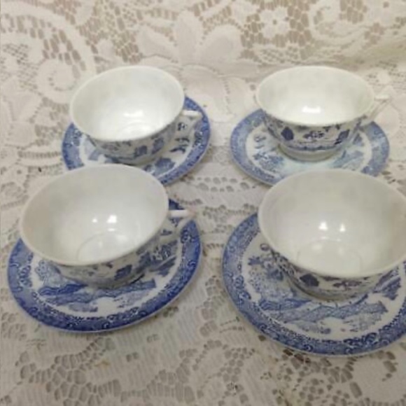 (SOLD) 1950s 13-pc Ideal Blue Willow, Child’s Tea Set - Picture 3 of 8